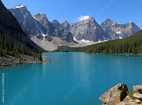 Fototapeta Naklejka Na Ścianę i Meble -  Spectacular Lake Moraine, located in Banff National Park, Alberta, Canada..