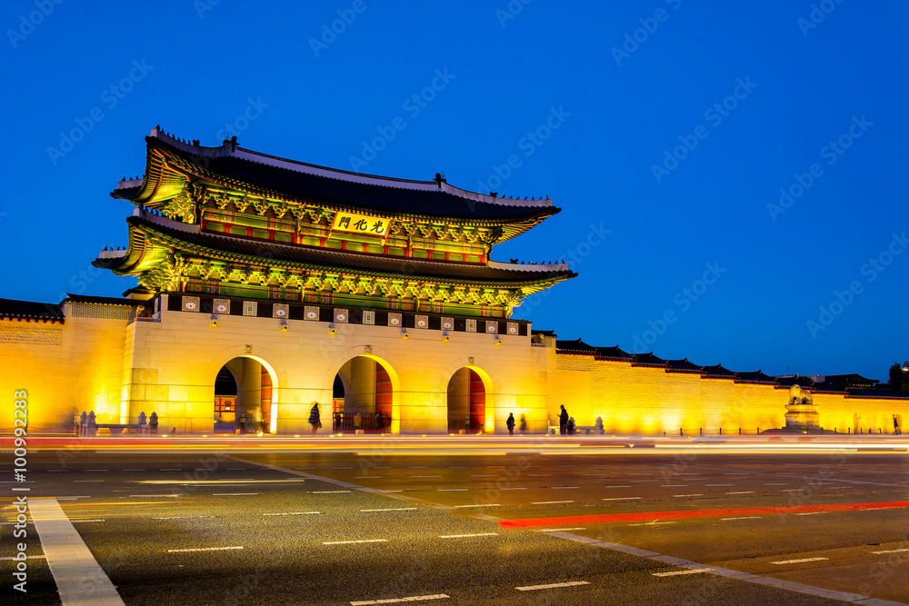 Fototapeta premium Beautiful Architecture in Gyeongbokgung Palace at Seoul city Kor