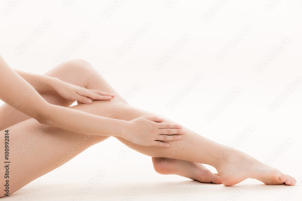 脚をケアする女性 脚をケアする女性