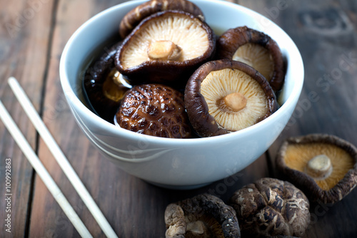 Εκτύπωση καμβά Soaking dried mushrooms shiitake rehydrate