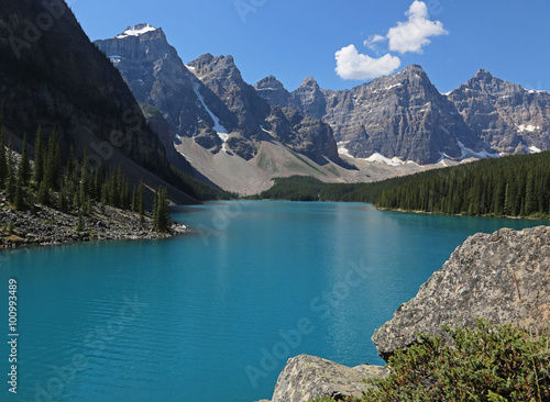 Fototapeta Naklejka Na Ścianę i Meble -  Spectacular Lake Moraine, located in Banff National Park, Alberta, Canada..