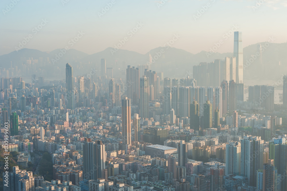 Naklejka premium Zanieczyszczony pejzaż Hongkongu widziany ze szczytu Beacon Hill w Kowloon