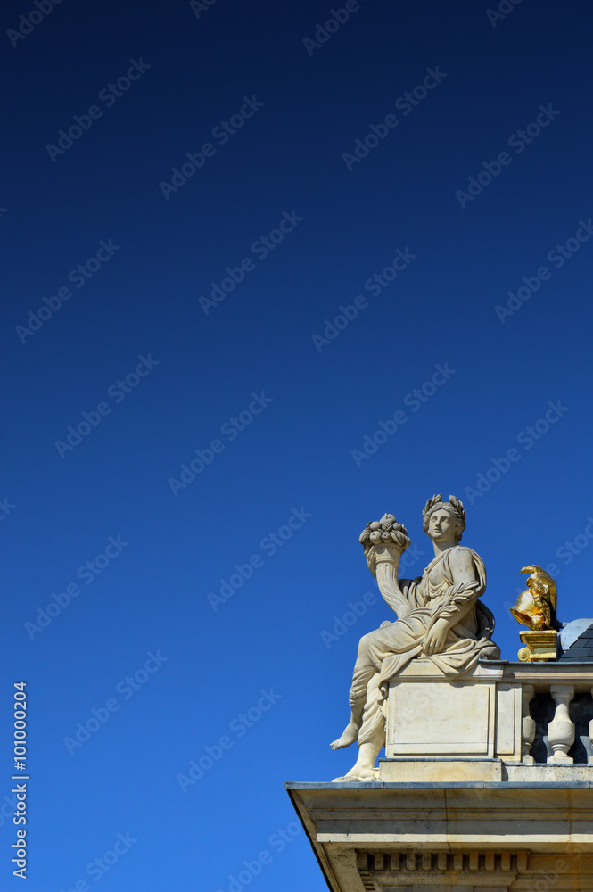 Obraz premium Beautiful roof details with golden ornaments and statues of Palace of Versailles