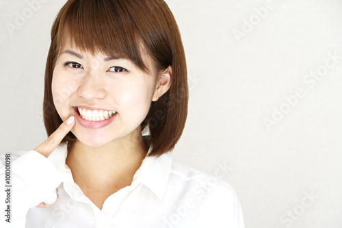 笑顔の若い女性