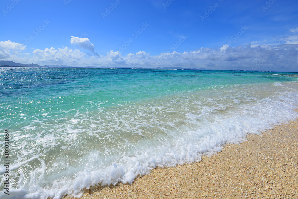 沖縄の爽やかな空と海