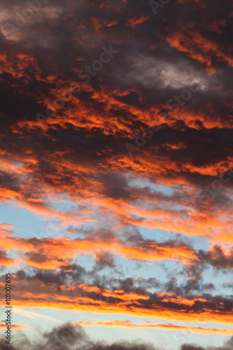 Sonnenuntergang mit Regenwolken am Himmel © Karl-Heinz H
