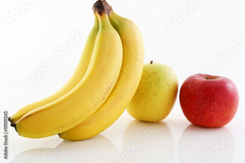 新鮮なバナナとリンゴ