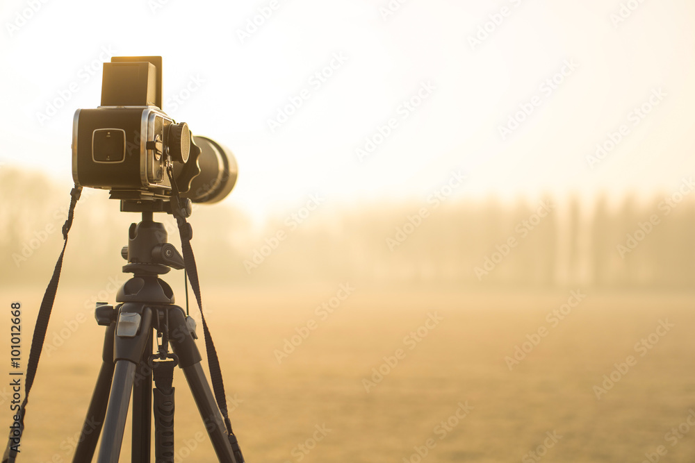 Ταπετσαρία Macchina fotografica  professionale su treppiede in esterno al tramonto