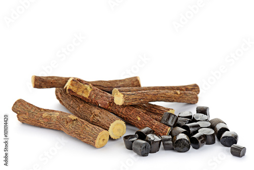 liquirizia tronchetti e radici isolato