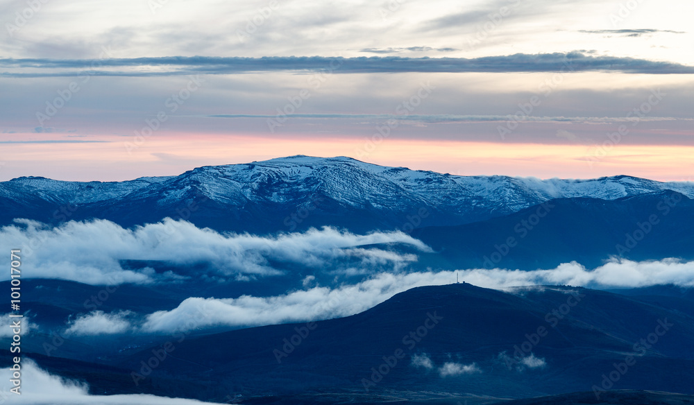 Macizo del Pico Vizcodillo al atardecer. Sierra de la Cabrera, Montes de León, España.