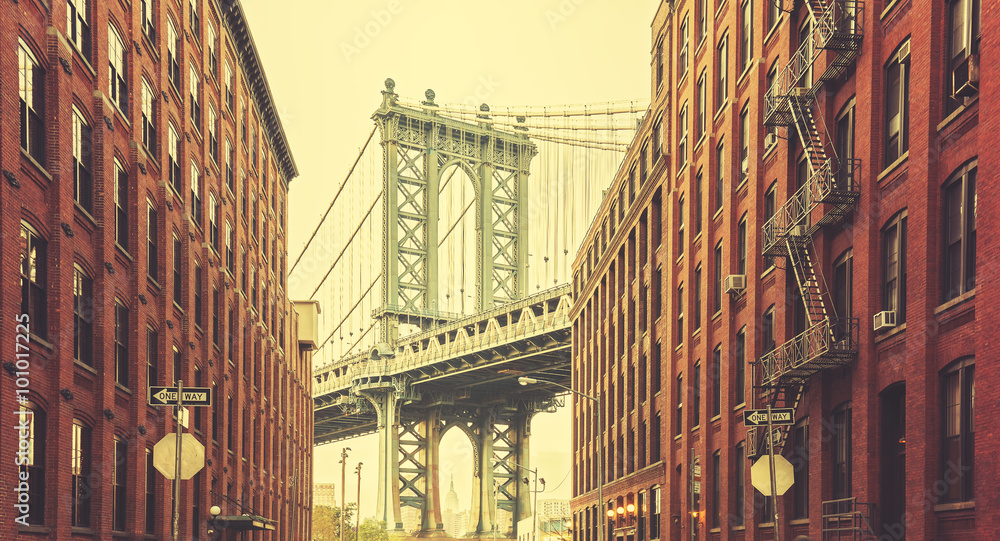 Fototapeta Retro stylizowany Manhattan Bridge widziany z Dumbo w Nowym Jorku.