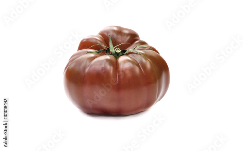 Konstfotografi tomate noire de Crimée isolée sur fond blanc