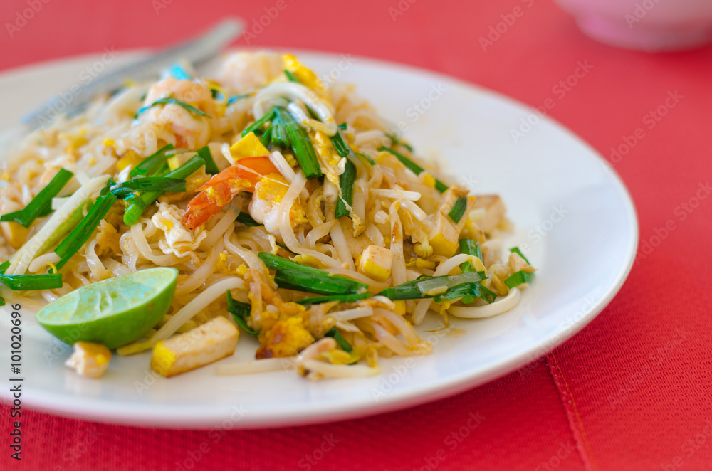 Stir-fried noodles with fresh shrimp
