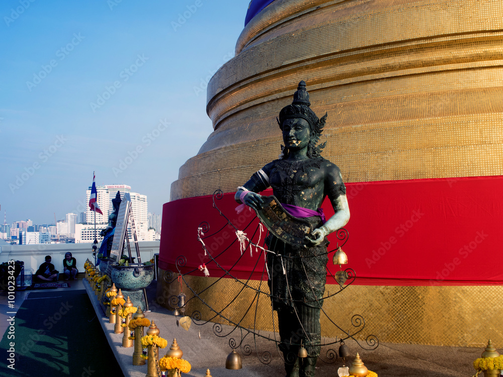Naklejka premium Złota Pagoda Wat Saket - Świątynia Złotej Góry (Phu