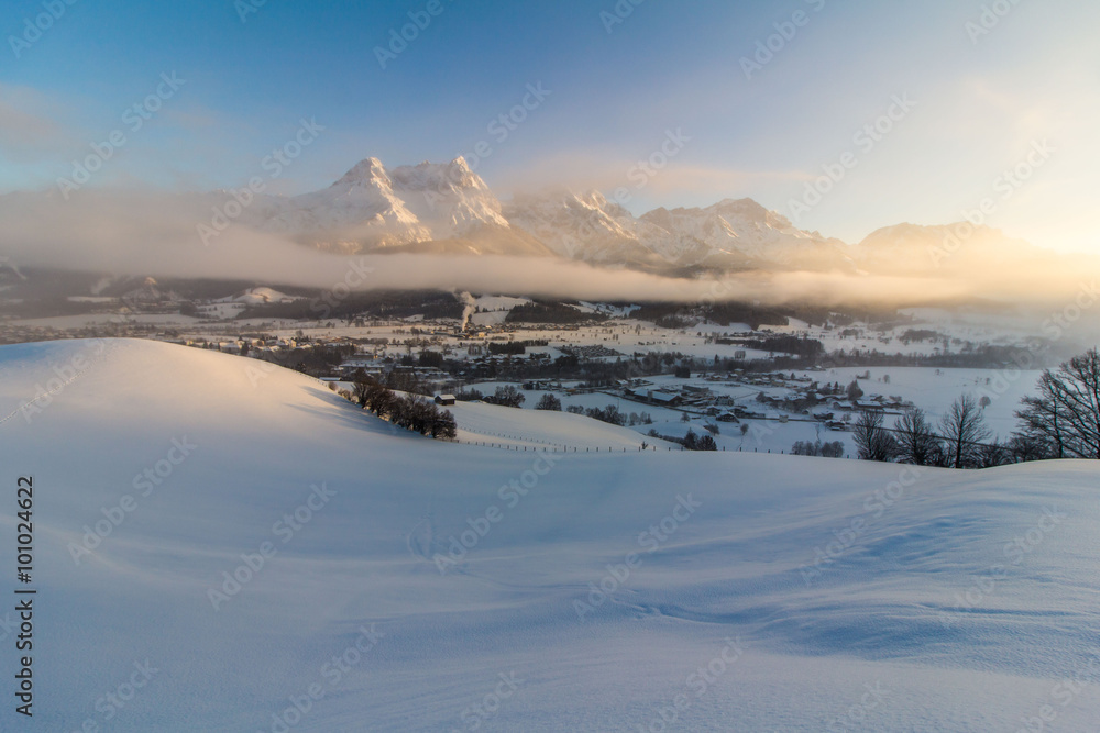 Sonnenaufgang in den Berge, Winter Sonnenaufgang in den Berge, Winter