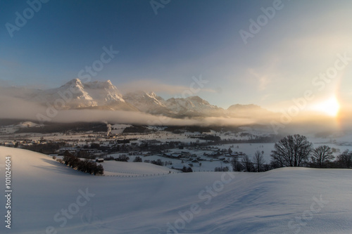 Sonnenaufgang in den Berge  Winter