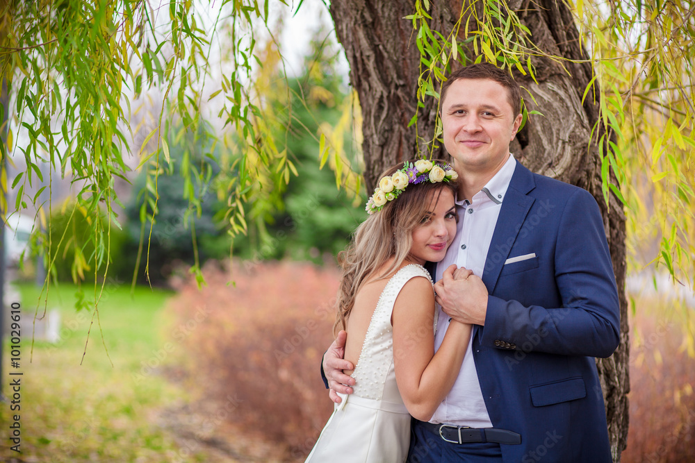 bride groom garden hugs bride groom garden hugs