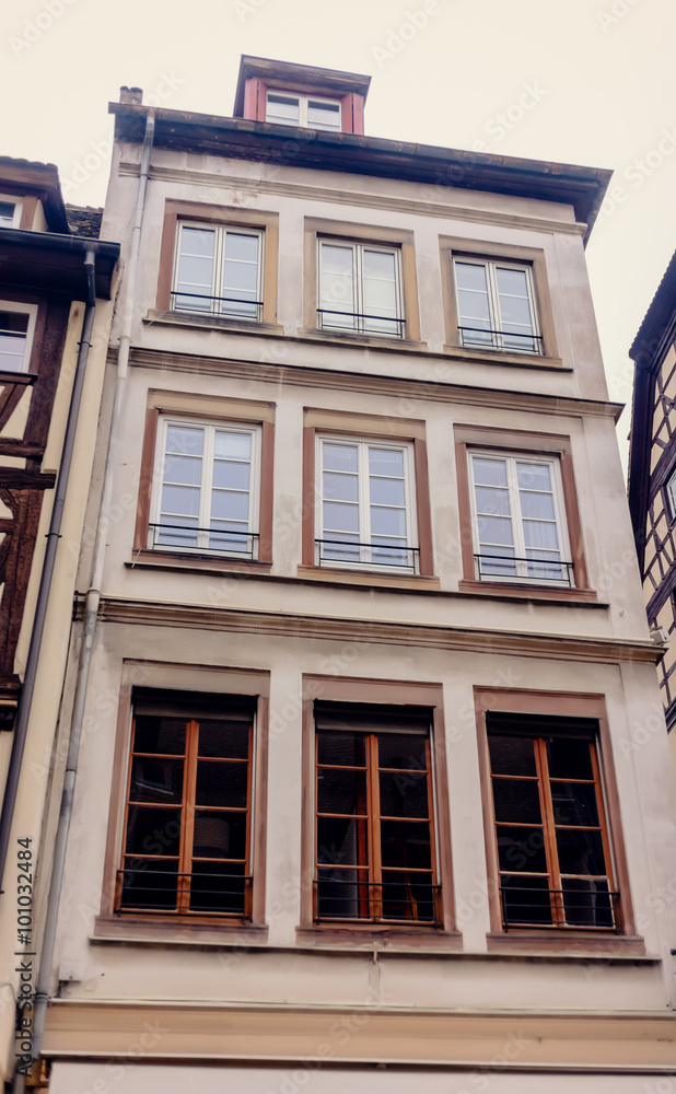 Obraz premium Facade of an ancient building with large Windows of the European city