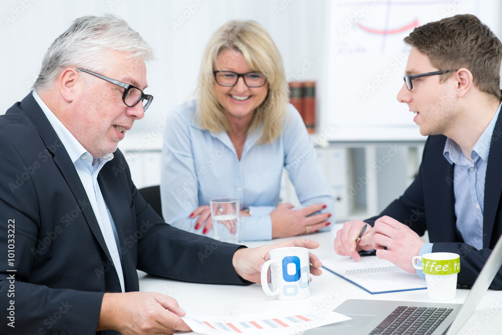 chef plant mit seinem team neue ideen chef plant mit seinem team neue ideen