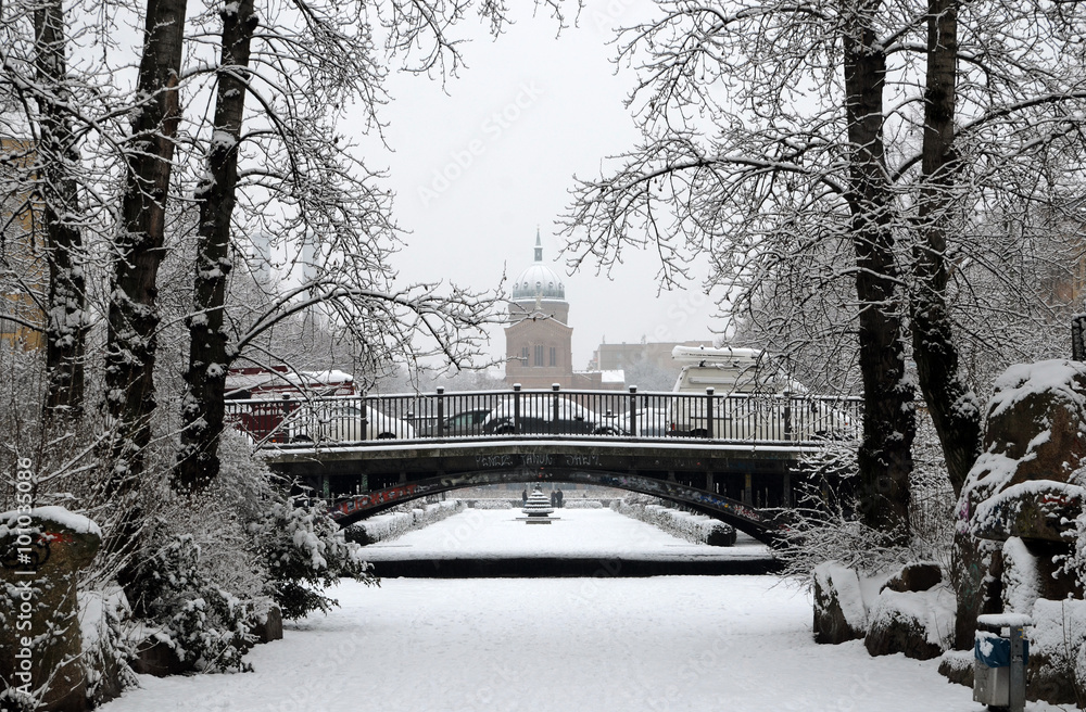 Fototapeta premium Schnee in Berlin - Engelbecken - Blickrichtung Sankt-Michael-Kirche