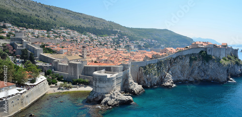 Fototapeta Naklejka Na Ścianę i Meble -  Dubrovnik old town and city wall on the Adriatic Sea