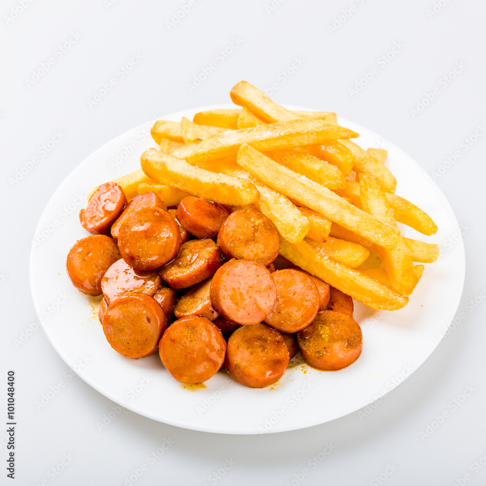 currywurst mit pommes auf einen holzuntergrund currywurst mit pommes auf einen holzuntergrund