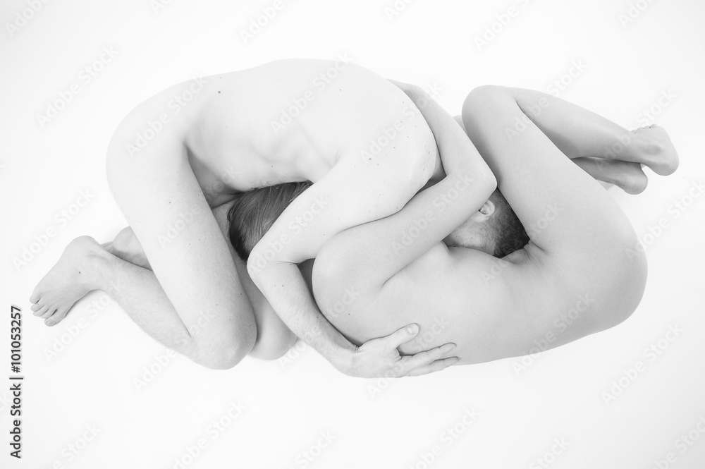 Naklejka premium Young couple verschmiltzt to yin and yang