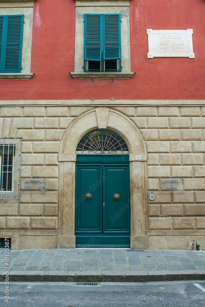 Portone di legno verde, ingresso palazzo