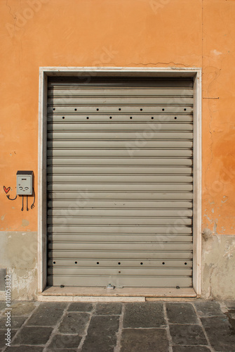 Saracinesche grigio zincane  negozio chiuso