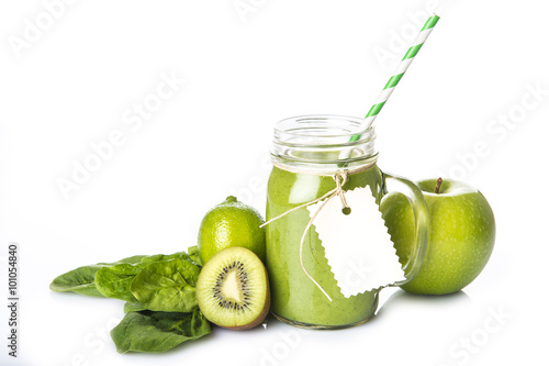 Green smoothie o batido verde con sus ingredientes aislado sobre fondo blanco, bebida antioxidante y energética para una dieta sana photo