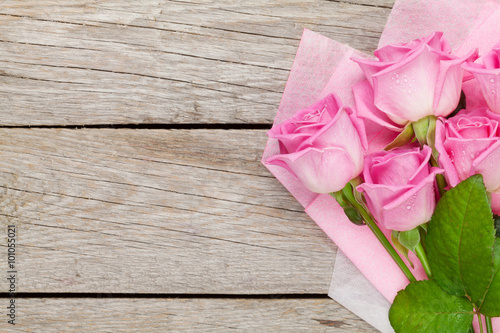 Fototapeta Naklejka Na Ścianę i Meble -  Garden pink roses bouquet over wooden table