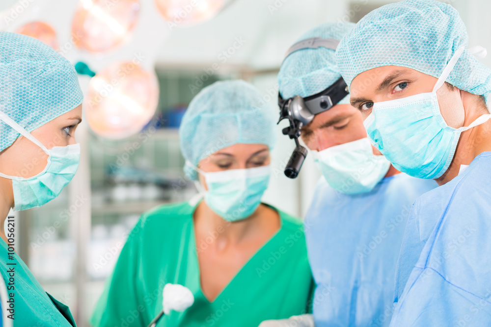 Chirurgen operieren in OP-Saal an Patienten Chirurgen operieren in OP-Saal an Patienten