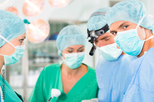 Chirurgen operieren in OP-Saal an Patienten