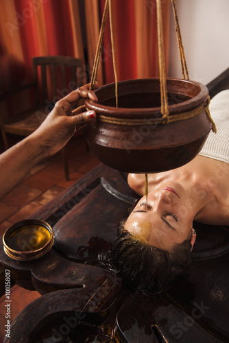 Fotografie Ayurvedic shirodhara treatment in India