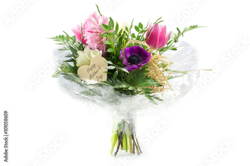 Fotografi flowers in cellophane with a wooden heart shape, text mother's day