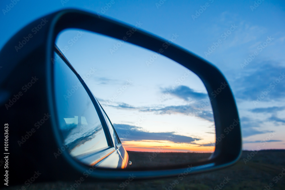 Fototapeta premium Blue landscape sunset reflect in mirror of car