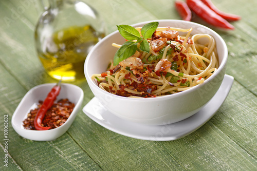 spaghetti, aglio e peperoncino rosso - tradizionale ricetta italiana