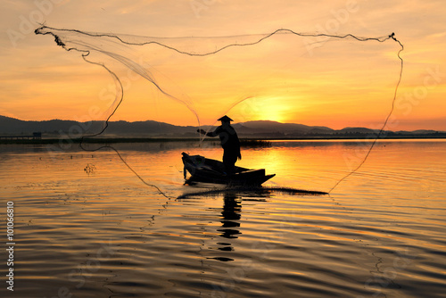 Silhouette Fisherman boat Thailand. © phonix_a