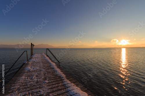 Fototapeta Naklejka Na Ścianę i Meble -  Sonnenuntergang am Chiemsee im Winter mit Steg