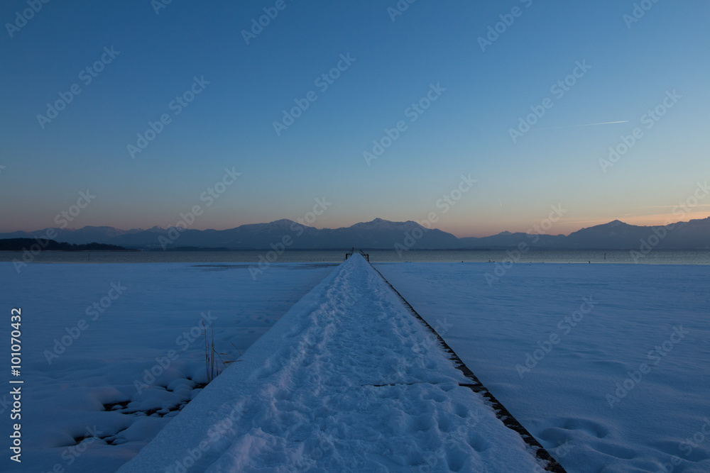 Sonnenuntergang am Chiemsee im Winter mit Steg Sonnenuntergang am Chiemsee im Winter mit Steg