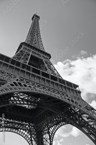 Monochromatic photo of the Eiffel Tower in Paris © kefca