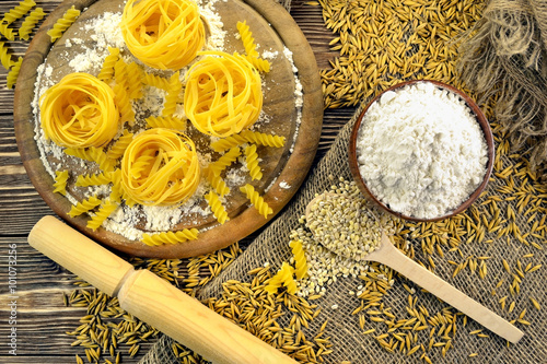 Photo рasta with flour and grain on the table