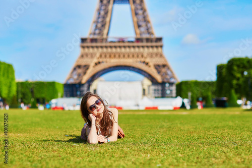 Young tourist near the Eiffel tower © Ekaterina Pokrovsky