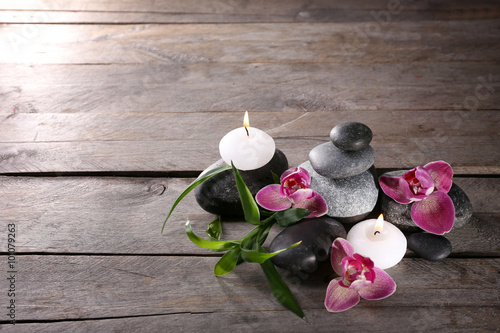 Fototapeta Naklejka Na Ścianę i Meble -  Spa still life with beautiful flower and candlelight on wooden background