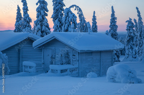 verschneite Hütte Finnland