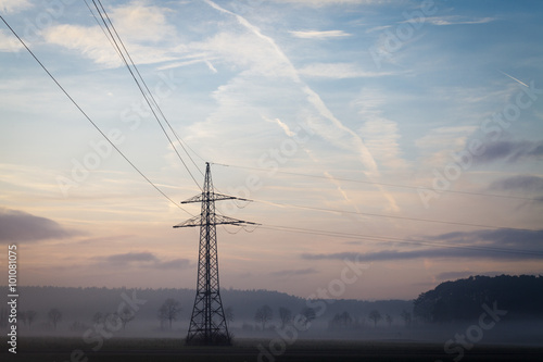 Strommast Nebel Landschaft Stromleitung