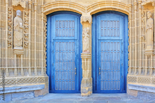 Φωτογραφία double blue church doors in guernica, basque country, spain