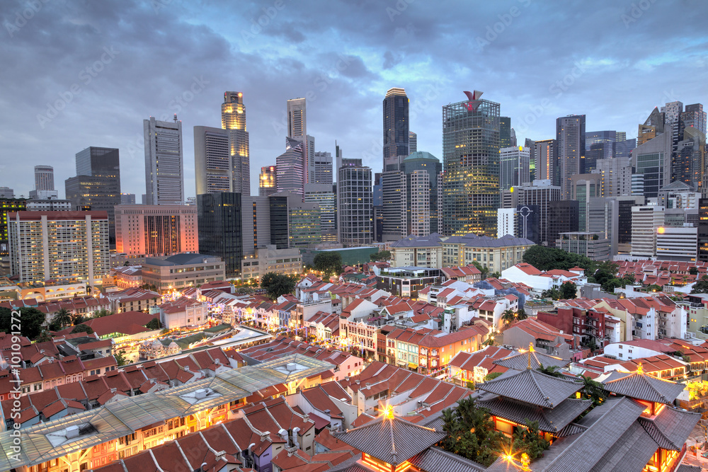Obraz premium Widok na Singapur Chinatown z panoramą miasta o zachodzie słońca