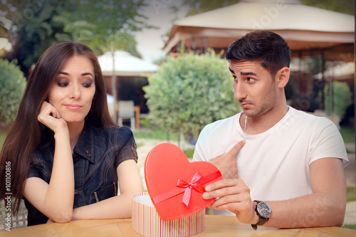 Obraz na plátně Girl Disappointed on Her Valentine Gift From Boyfriend