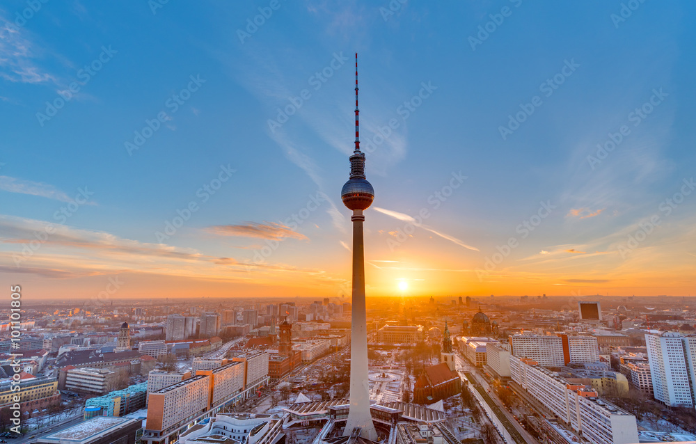 Fototapeta premium Piękny zachód słońca z wieży telewizyjnej przy Alexanderplatz w Berlinie